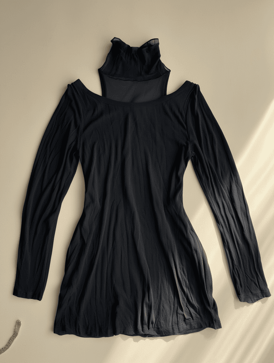 Vestido Negro con Cuello de Malla